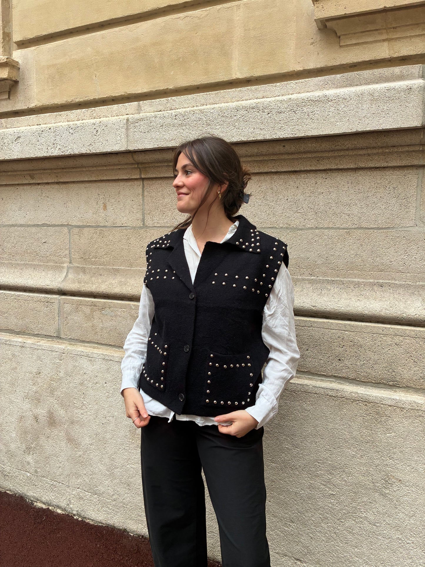 PULL SANS MANCHES CLOUTÉ