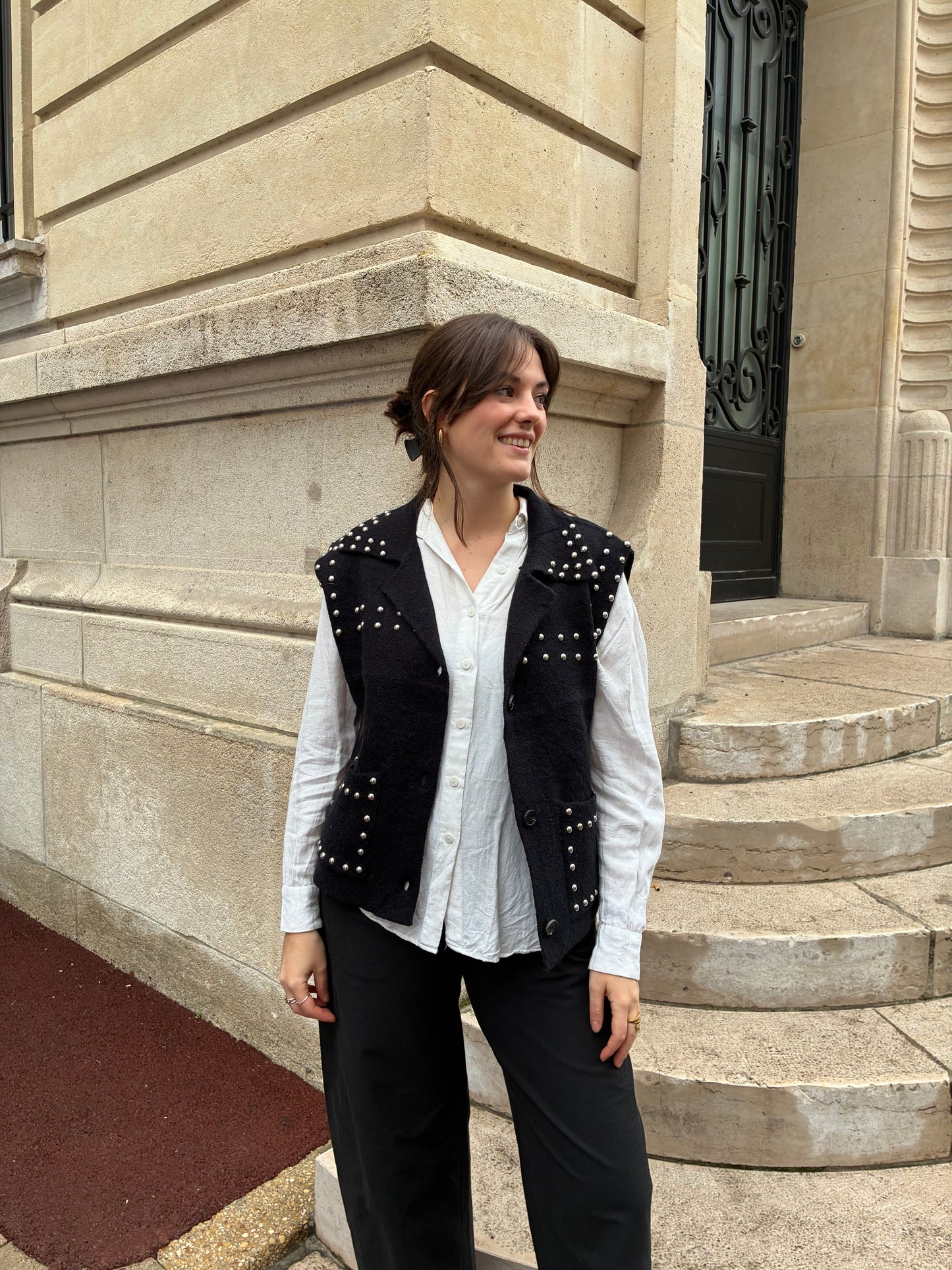 PULL SANS MANCHES CLOUTÉ