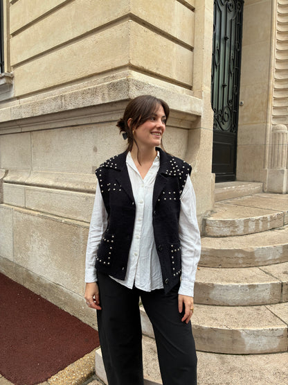 PULL SANS MANCHES CLOUTÉ