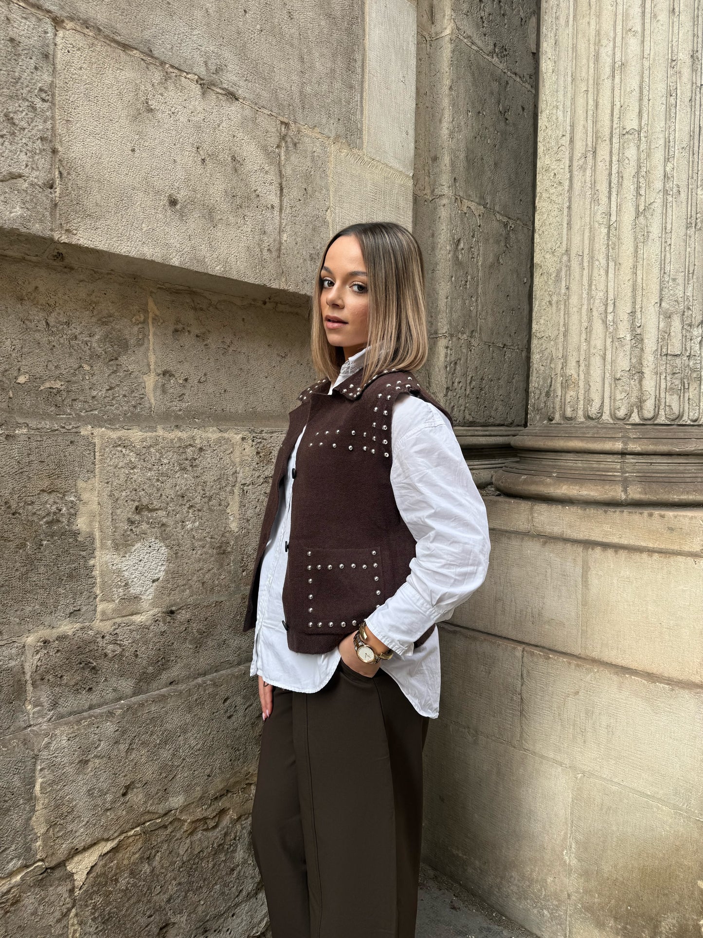 PULL SANS MANCHES CLOUTÉ