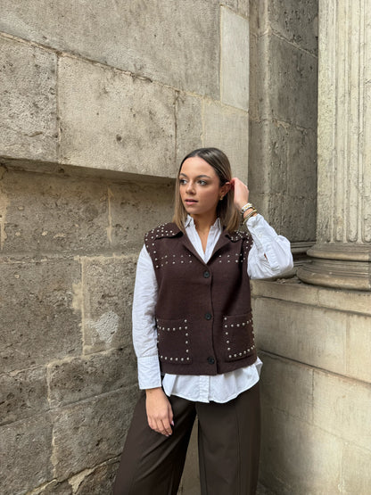 PULL SANS MANCHES CLOUTÉ