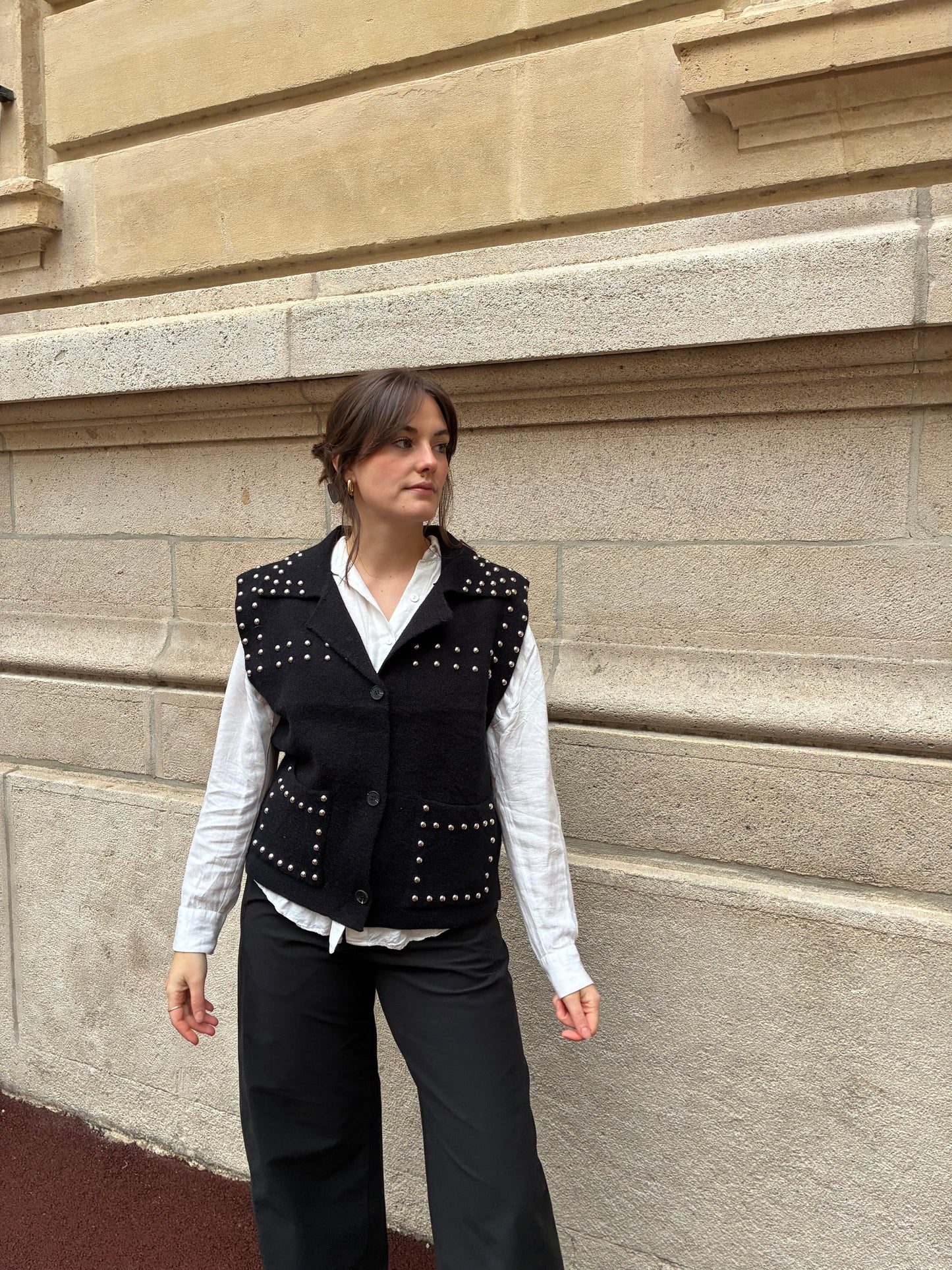 PULL SANS MANCHES CLOUTÉ