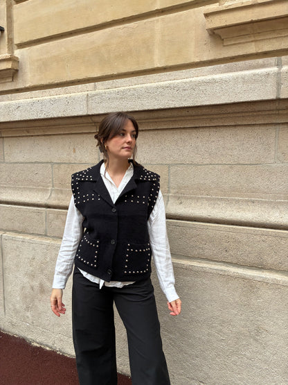 PULL SANS MANCHES CLOUTÉ