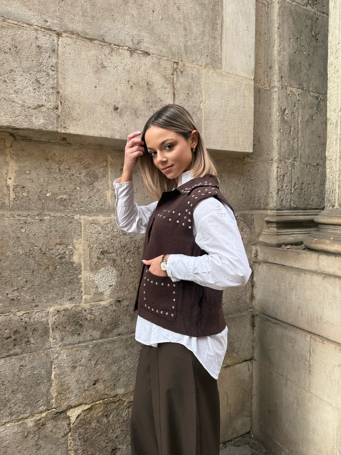 PULL SANS MANCHES CLOUTÉ