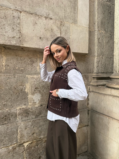 PULL SANS MANCHES CLOUTÉ