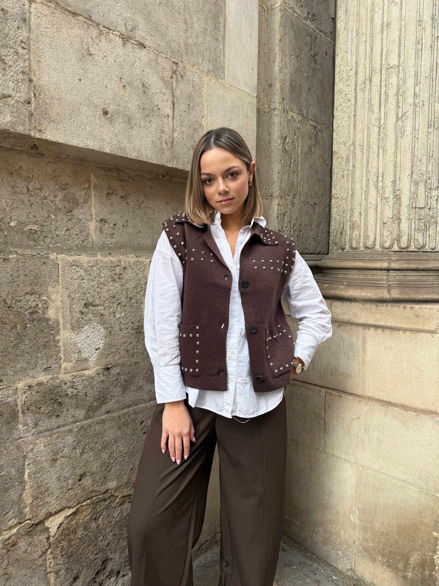 PULL SANS MANCHES CLOUTÉ