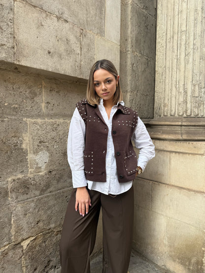 PULL SANS MANCHES CLOUTÉ