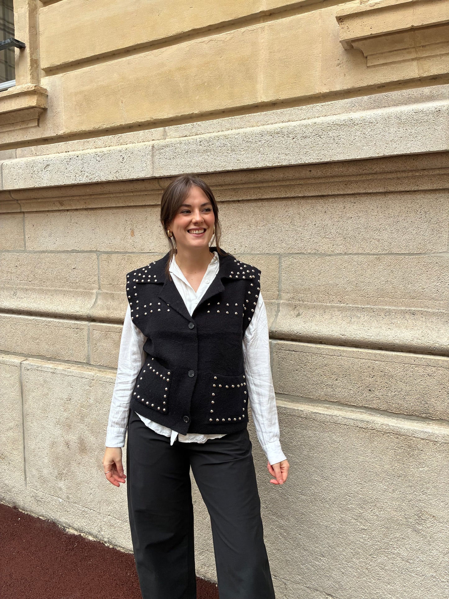 PULL SANS MANCHES CLOUTÉ