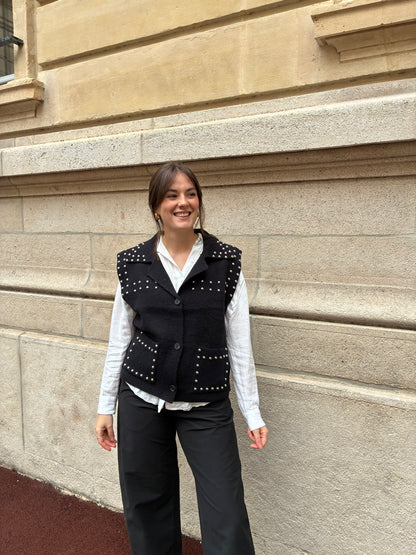 PULL SANS MANCHES CLOUTÉ